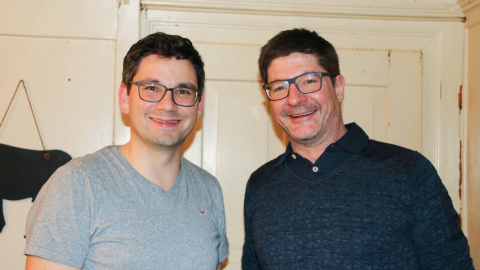 Der neue Revisor Simon Fuchs (links) mit Präsident Martin Koller. (Bild: zVg)
