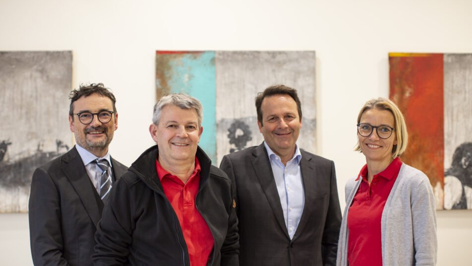 Von links: Peder Koch, CEO Berit Klinik AG, Bruno Höhener, Präsident TV Teufen, Peter Mettler, CEO Mettler2Invest AG, Simone Kessler, Marketing TV Teufen. (Bild: pd)
