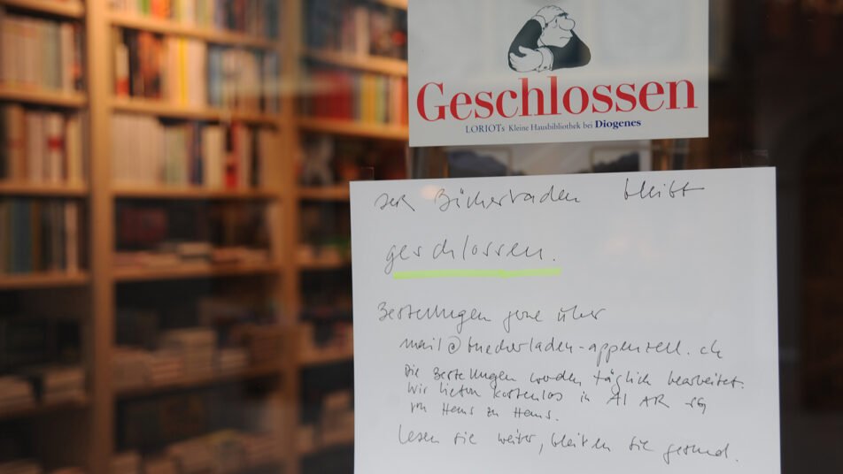 Läden informieren mit Zetteln über die noch möglichen Einkaufsvarianten. (Bild: H9/Hans Ulrich Gantenbein)