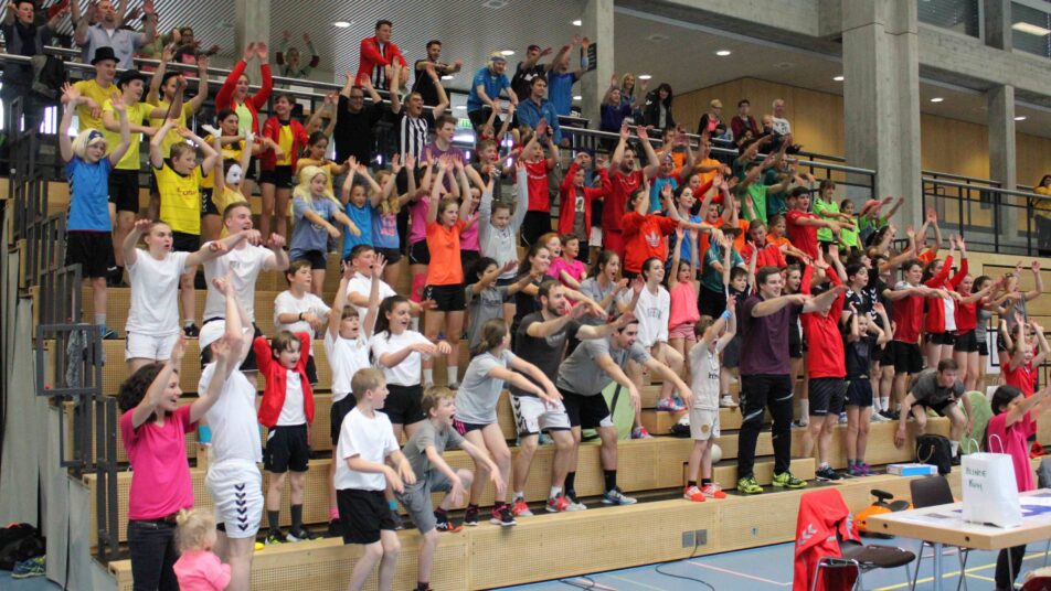 Der Vereinsspieltag war so bunt wie die Handballriege des TVA. (Bilder: zvg)