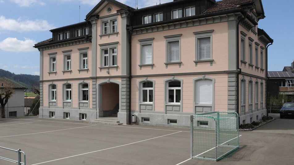 Das Schulhaus in Steinegg soll im Dachgeschoss ein sechstes Schulzimmer erhalten.