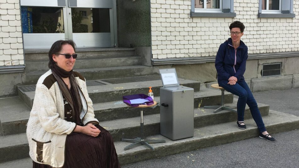 Letztmals dürften die Stimmenzählerinnen am Sonntag die Urne vor dem Abbruchobjekt «Knabenschulhaus» bewacht haben. (Bild: Rolf Rechsteiner)
