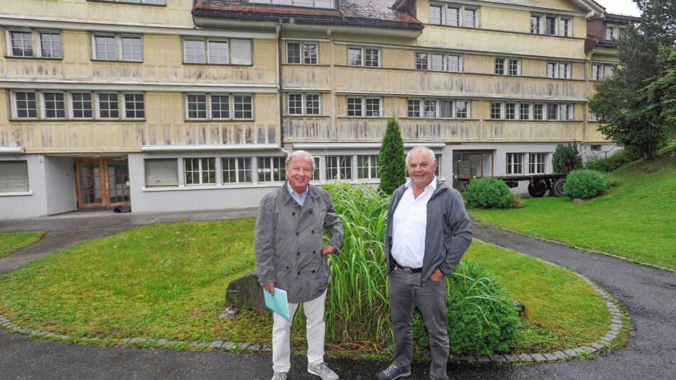 Urs Weidmann (links) zusammen mit Gemeinderat Niklaus Hörler vor dem Hauptgebäude der Liegenschaft Chräg oberhalb von Urnäsch. (Bild: zVg)