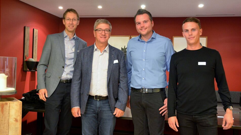 Von links: Markus Walt (Amt für Wirtschaft), Albert Manser (Kantonaler Gewerbeverband), Patrice Steiner und Pascal Hollenstein (Institut für Jungunternehmen). (Bild: zVg)