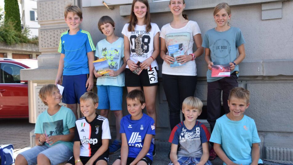 Zehn glückliche «Leseratten» erhielten einen Preis vom Bibliotheken-Team Walzenhausen. (Bild: Isabelle Kürsteiner)