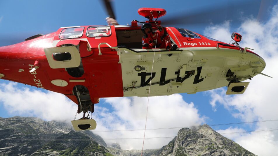 Seilwindeneinsatz mit Rettungshelikopter 1414 (Bild: rega)