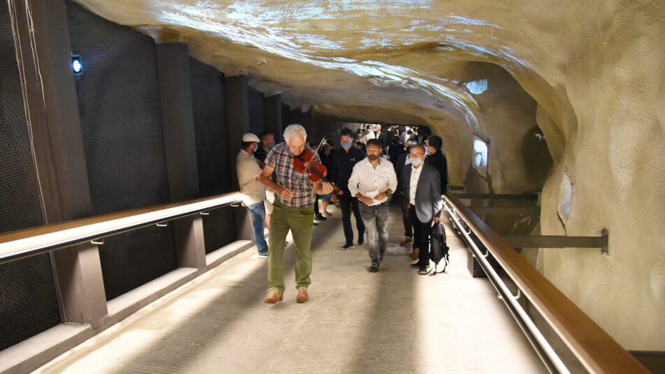 Verwaltungsrat Thomas Rusch (Appenzell) informiert die Gäste über die baulichen Herausforderungen der Tunnelerweiterung. (Bild: pd)