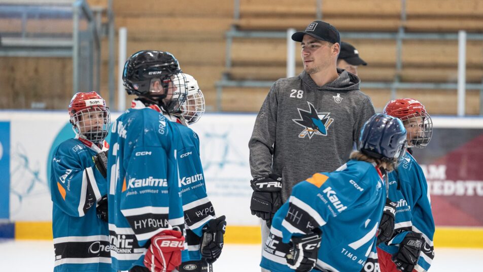 NHL-Star Timo Meier trainiert Junioren im Sportzentrum. (Bild: Judith Egloff)