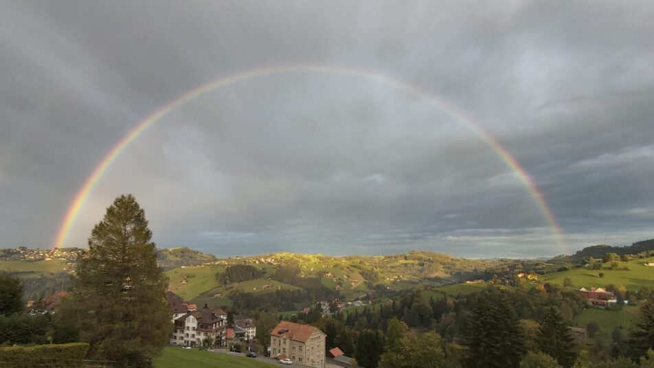 Diesen wunderschönen Regenbogen hat unsere Leserin Karin Welz von Berg, Trogen, aus aufgenommen.