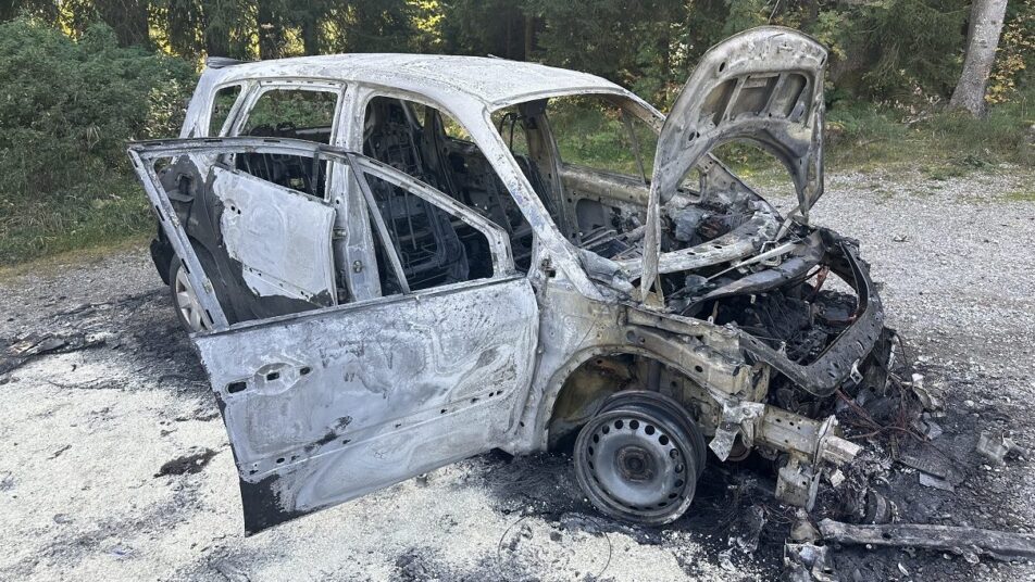 Das Auto brannte vollständig aus. (Bilder: kar)
