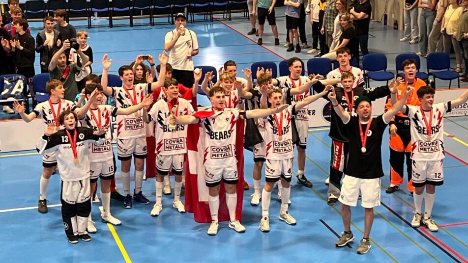 Die Speicherer A-Junioren feiern die Titelverteidigung des Schweizer Meistertitels. (Fotos: zVg)