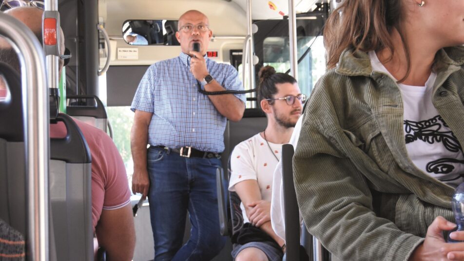 Schulleiter Markus Stäheli begleitet die Busfahrt am Mikrofon. (Bilder: gk)
