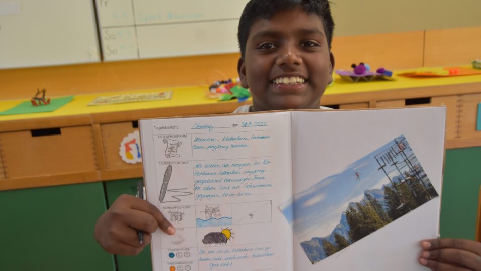 Ein Sechstklässler zeigt sein Klassenlager-Heft. (Bilder: gk)