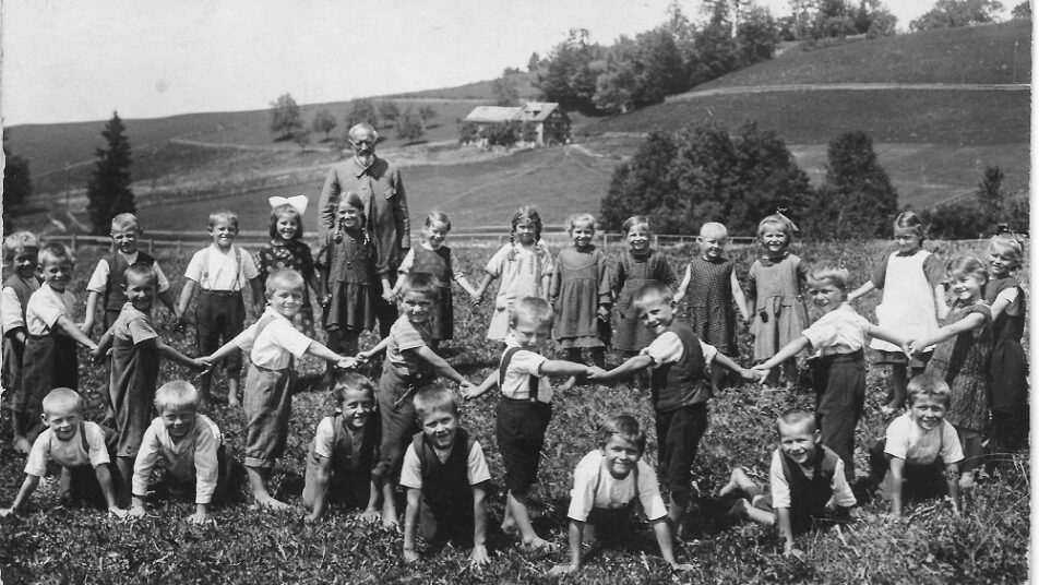Lehrer Johannes Hunziker mit Schülerinnen und Schülern im Jahre 1926.