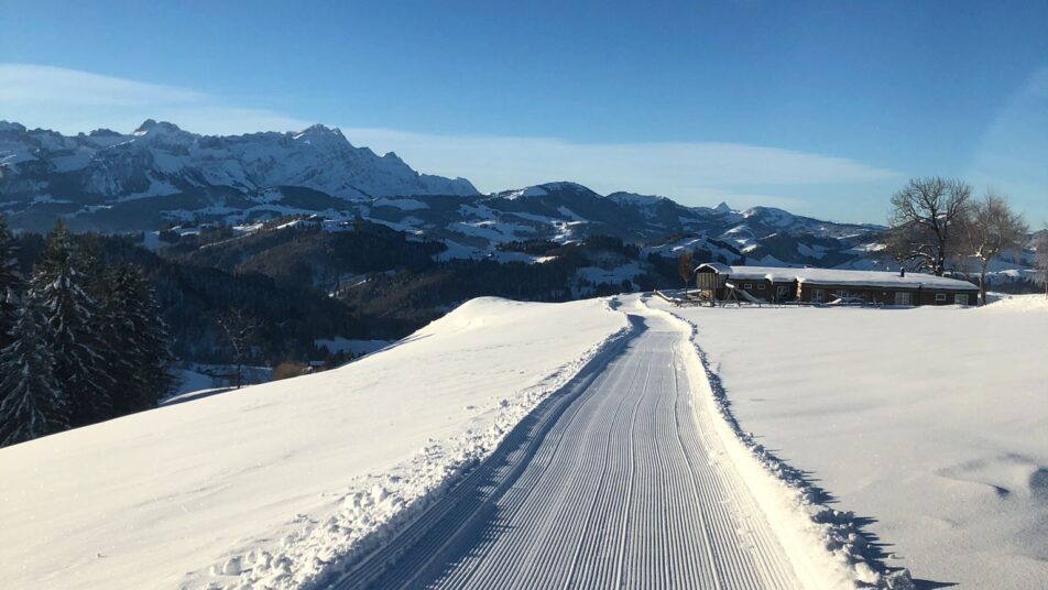 Winterwanderweg Steig-Gern-Hohe Buche bei strahlendem Winterwetter. (Bilder: zVg.)