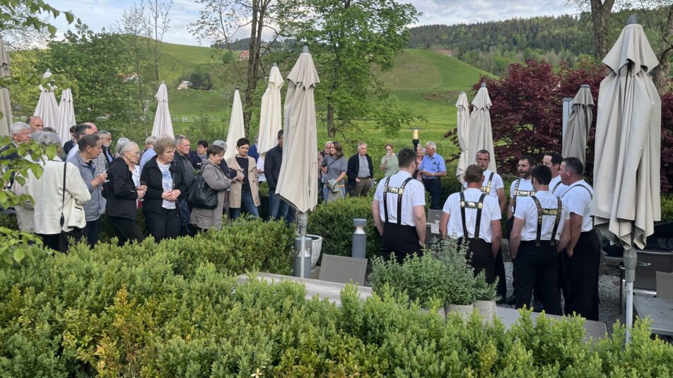 Zum Auftakt der Jubiläums-Hauptversammlung genossen die Mitglieder im Garten des «Urnäscher Kreuz» einen Apéro mit musikalischer Umrahmung.