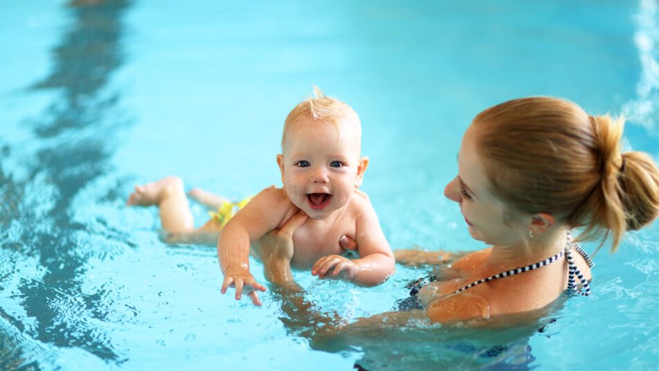 Beim Babyschwimmen stehen Spiel und Spass im Vordergrund.
