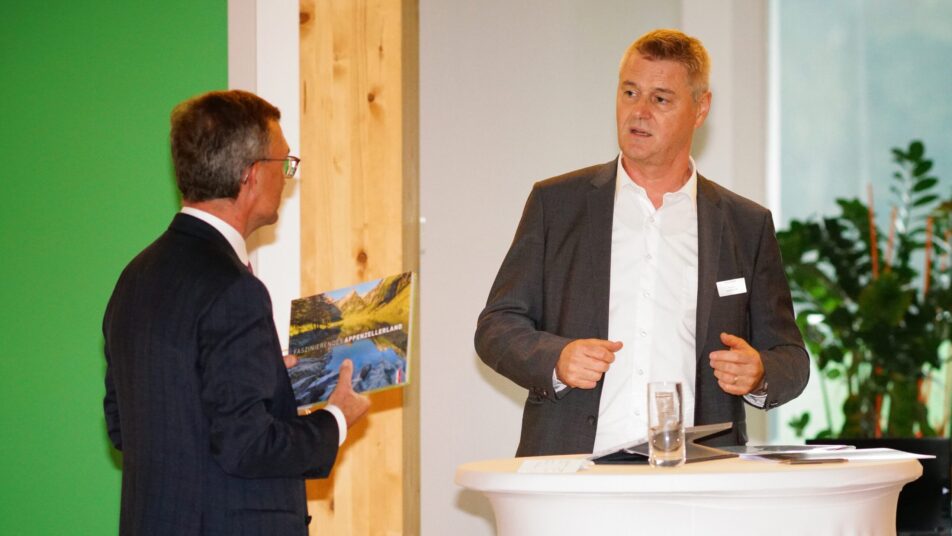 Industrie-Präsident Urs Alder (rechts) bedankt sich bei Roland Ledergerber (Präsident IHK SG App) für die Zusammenarbeit.