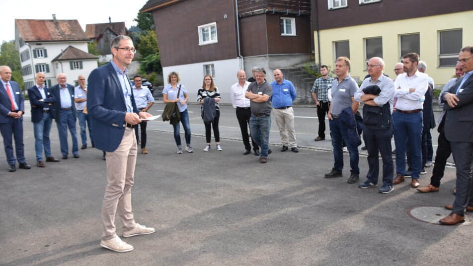 Gemeindepräsident Michael Litscher begrüsste eine stattliche Anzahl Gewerbetreibende zum 15. Wirtschaftsapéro in Walzenhausen. (Bild: Isabelle Kürsteiner)
