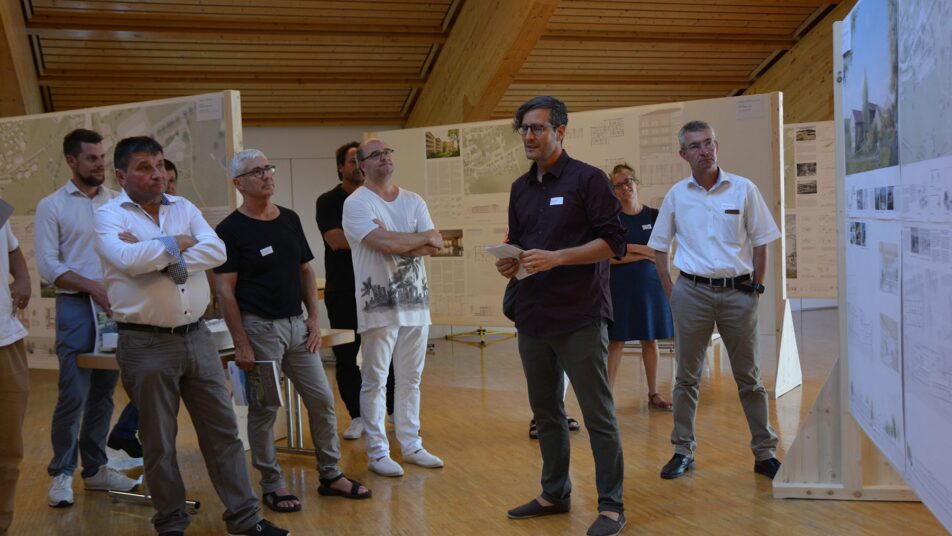 Jurypräsident Beat Loosli erläuterte alle eingereichten Projekte (links im Bild Gemeindepräsident Ernst Koller). (Bilder: Monica Dörig)