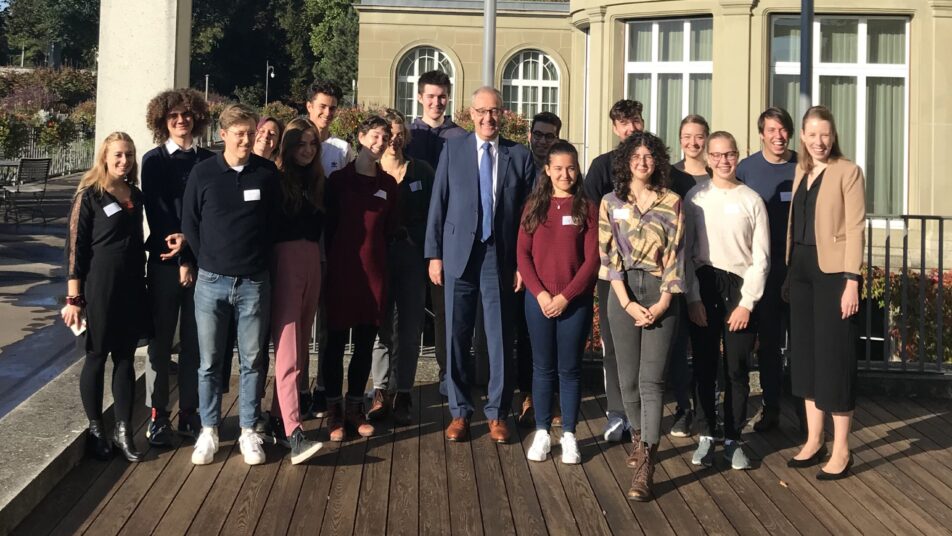 Die Medienkonferenz mit Guy Parmelin und den Jugendlichen fand im Bernerhof in Bern statt. (Bild: zVg/DSJ)