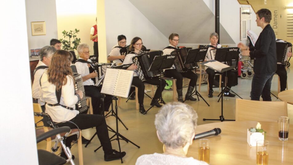 Das Harmonika Orchester Herisau bei ihrem traditionellen Auftritt im Alterszentrum Heinrichsbad. (Bild: zVg)