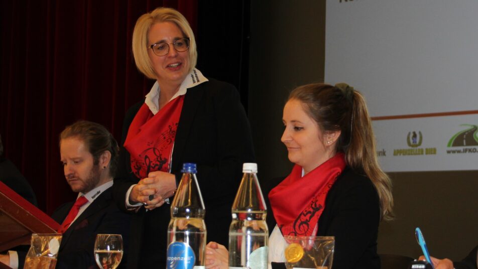 ABV-Präsidentin Claudia Frischknecht (Mitte) freut sich nach der Verabschiedung der Geschäftsstellenleiterin Severine Peng auf eine neue Zusammenarbeit mit dem St. Galler Blasmusikverband. (Bilder: zVg.)