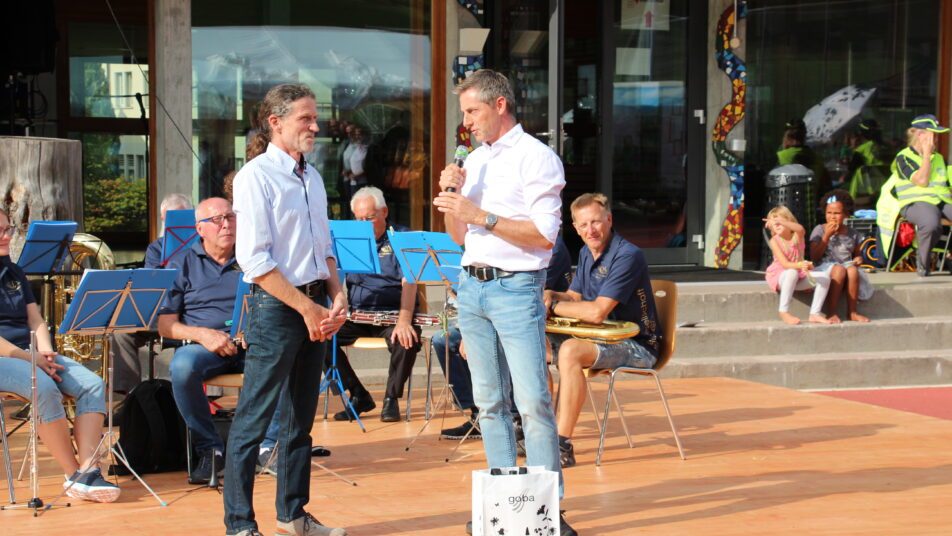 Gemeindepräsident Ernst Pletscher empfing ein «Geburtstagsgeschenk» von Bezirkshauptmann Hannes Bruderer aus Oberegg (von links).