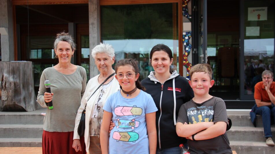 Isabel Rohner gratulierte den Gewinnern des Dorfwettbewerbs, Käthi Nieder und Judith Steurer mit ihren Kindern Pia und Simon (von links).