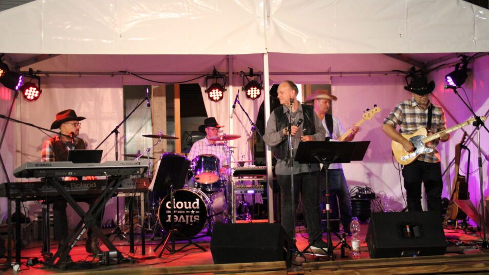 Die Country-Rockband cloudsilver sorgte für ausgelassene Stimmung auf der Tanzbühne.