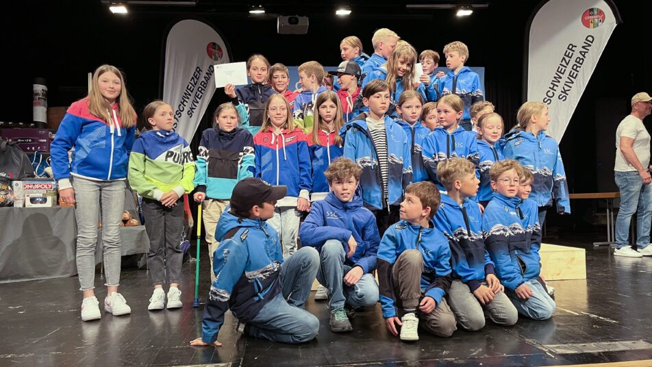 In der Aula Gringel wurden die besten Ostschweizer Nachwuchsskifahrerinnen und -skifahrer gewürdigt. (Bilder: zVg)