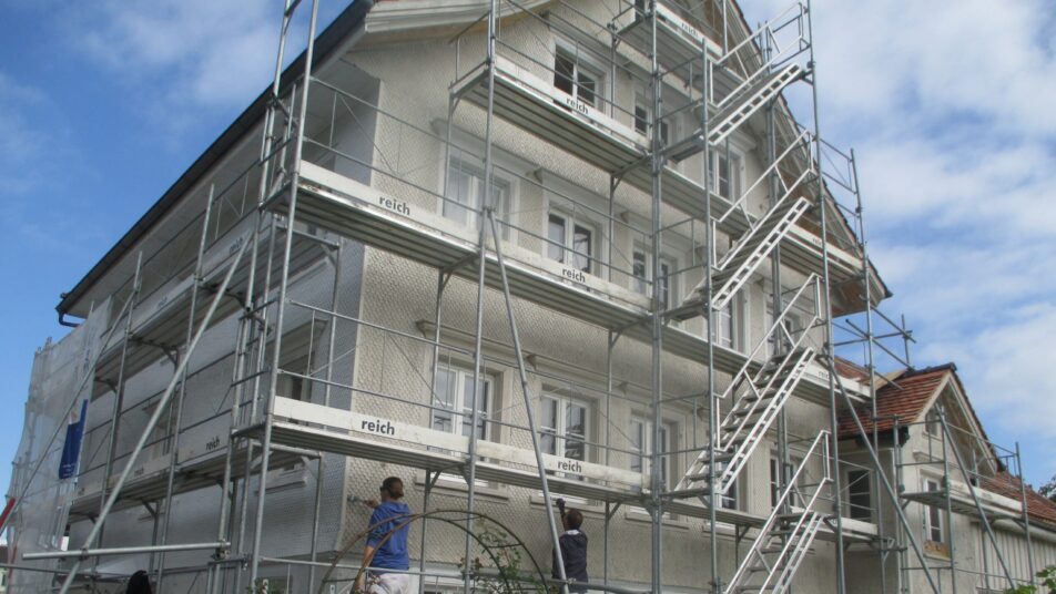 Das Team der einheimischen Malerwerkstatt verhilft dem historisch bedeutsamen Fabrikantenhaus im Güetli, Walzenhausen, zu neuem Glanz. (Bild: Peter Eggenberger)