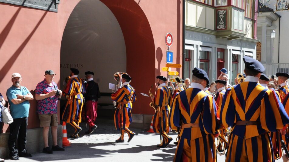 Der Festzug der Ex-Gardisten mit der bekannten gelb-blau-gestreiften Uniform zog am Samstag durch Appenzell. (Bild: Tommaso Manzin)