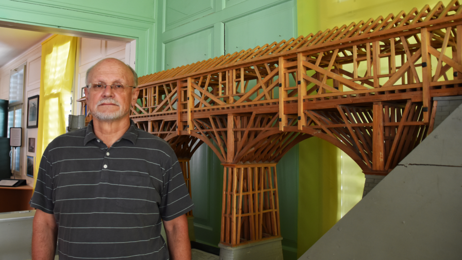 Thomas Fuchs vor einem Modell der ehemaligen Holzbrücke im Hundwilertobel.