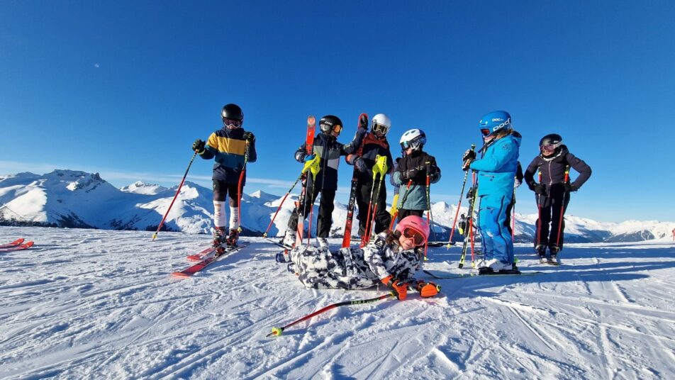 Nach den Rennen konnten die Kinder sich entspannen und bei perfektem Skiwetter einen tollen Tag in Graubünden geniessen.
