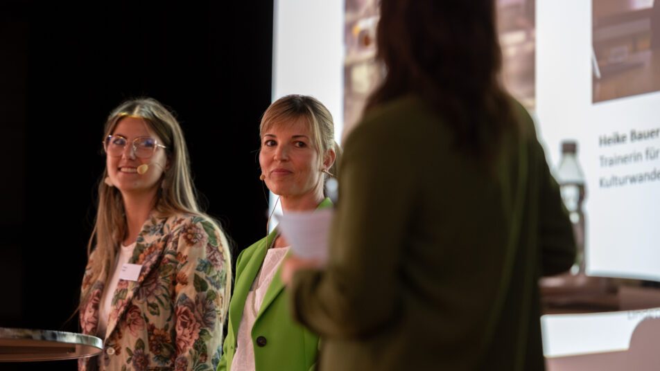 «Generation-Z»-Vertreterin Maria Näf (links) und Unternehmerin sowie Nationalrätin Diana Gutjahr bei der Podiumsdiskussion.