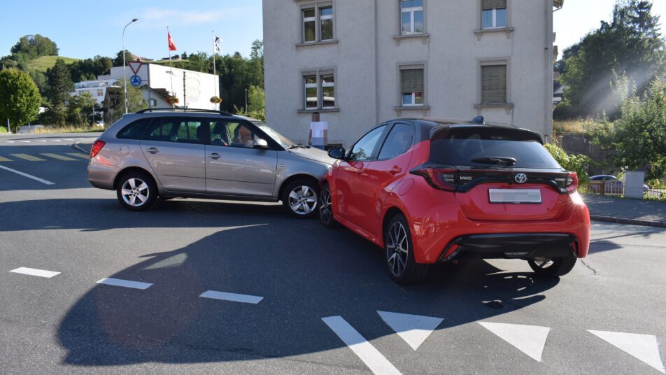 Der rote Toyota fuhr dem Skoda der Frau in die Seite. (Bild: kar)