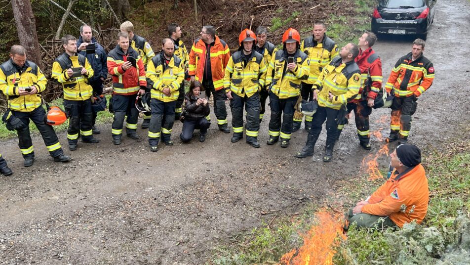 Waldbrandspezialist und Feuerökologe Michael Sautter (rechts) veranschaulichte die Herausforderungen, die ein Waldbrand stellt. (Bilder: zVg)