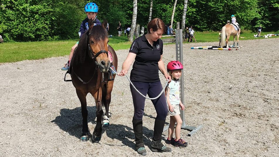 Die Kinder durften sowohl reiten als auch das Führen der Pferde lernen.  (Bilder: zVg)
