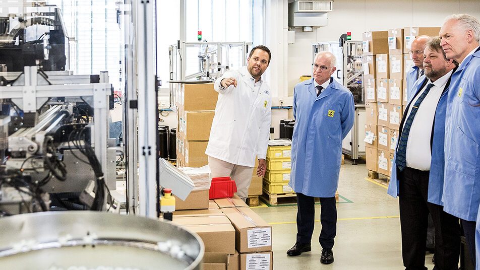 CEO Manuel Inauen (links) führt Landammann Roland Dähler und die drei Botschafter durch die Produktionsanlagen der KUK Electronic AG in Appenzell. (Bild: zVg/Philipp Griesemer)