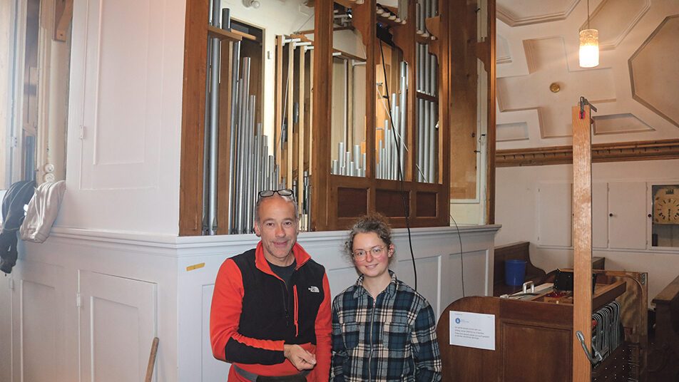 Mathias Hugentobler mit Lehrtochter Kristine Busse arbeiten auf der Empore an der Totalrevision der Orgel.  (Bilder: Giorgio Girardet)