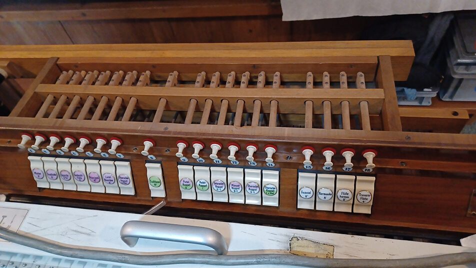Die Register der Orgel werden pneumatisch vom Spieltisch aus gesteuert.