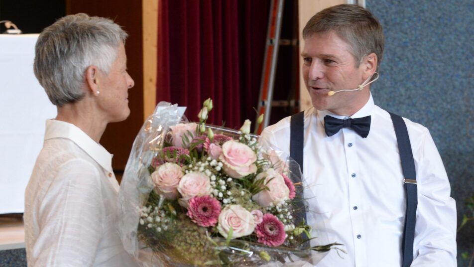 Verwaltungsratspräsident Josef Schmid überreichte Susanne Kölbener einen Blumenstrauss als Dankeschön für die 60 Jahre dauernde Zusammenarbeit mit ihrer Skischule Schwende.