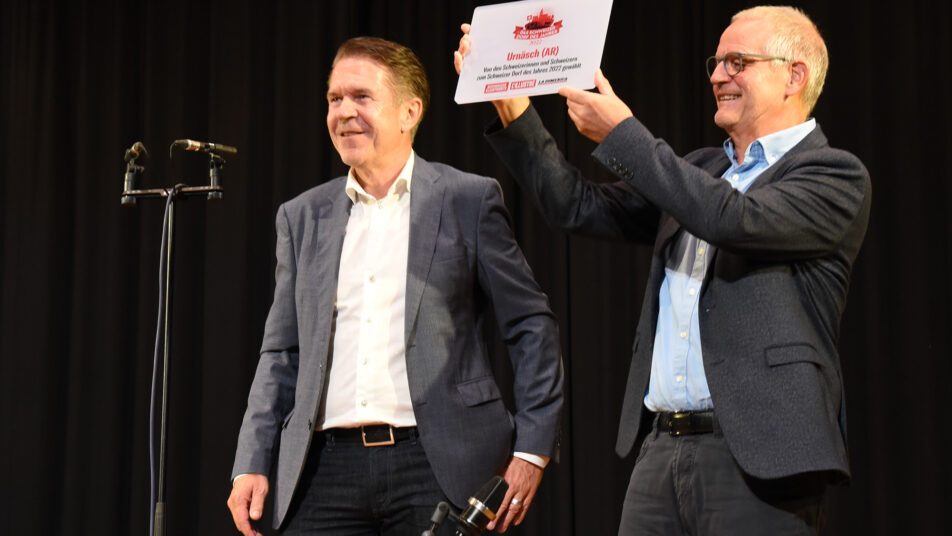 Stolz hält Gemeindepräsident Peter Kürsteiner die Auszeichnung in die Höhe.