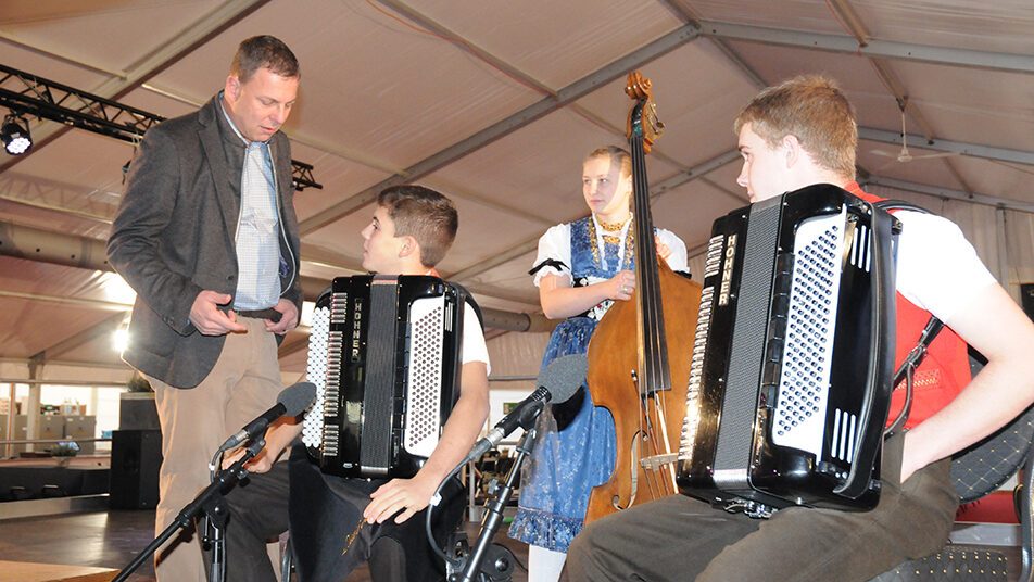 OK-Präsident Ludwig Sutter mit den Nachwuchsmusikanten.
