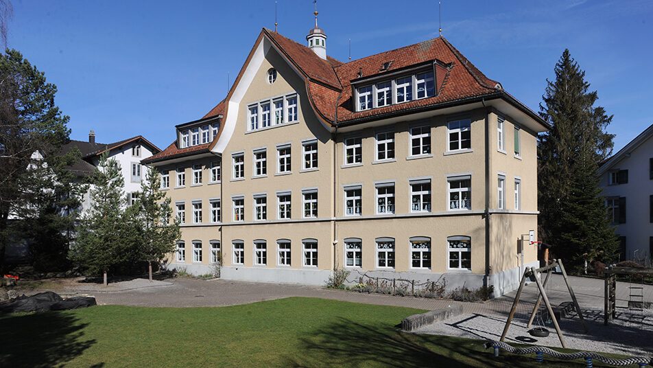 Das Schulhaus Chlos. (Archivbild: H9)