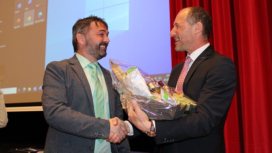 Schulratspräsident Daniel Brülisauer (rechts) verabschiedet den zurückgetretenen Schulrat Thomas Rusch. (Bild: Vreni Peterer) 