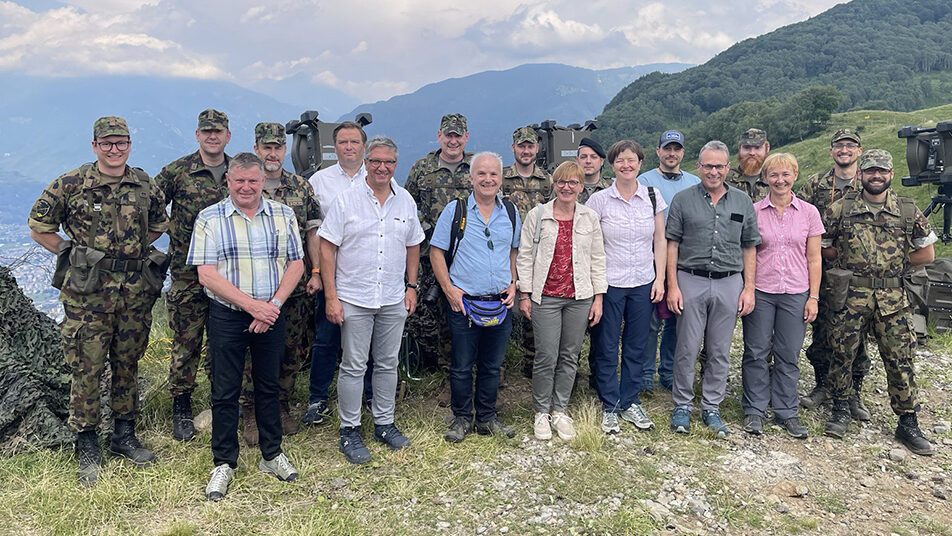 Die Innerrhoder Delegation besuchte das Richtstrahl-Bataillon 11 in ihrem WK im Tessin. (Bild: zVg)