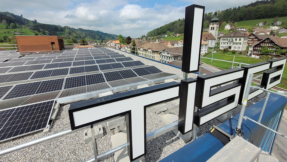 Die neue Photovoltaikanlage, installiert auf dem Dach des Tisca Gebäudes in Bühler. (Bild: zVg/SAK).