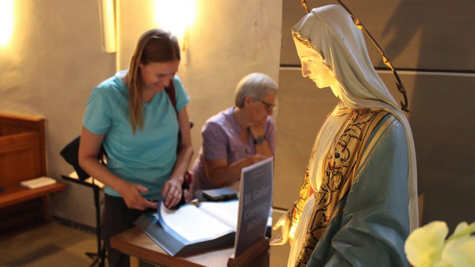Bis Mitte August liegt die dreibändige Corona-Bibel in der Kirche des Klosters Maria der Engel in Appenzell auf.